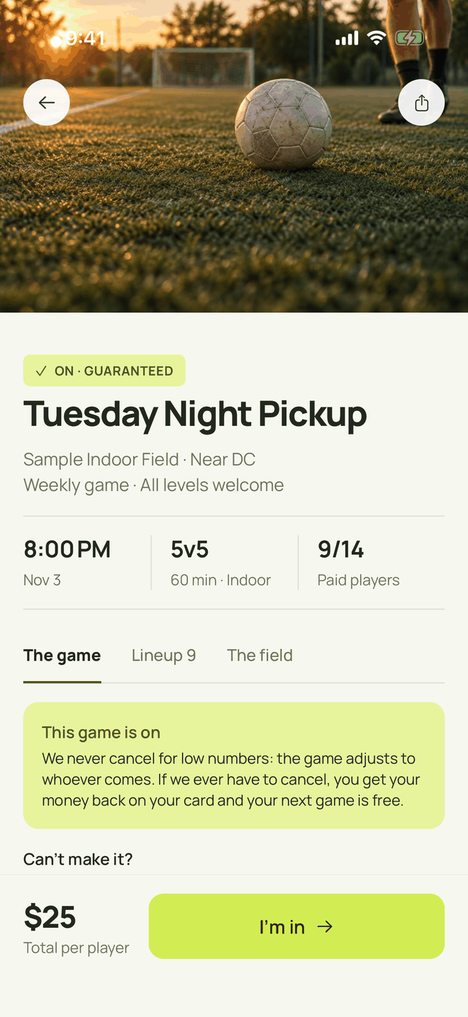 Kickmates game screen: time, field, players, open spots and the guarantee